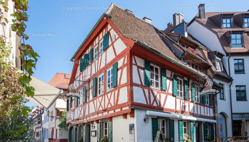 Neustadt-an-der-weinstrasse-pfalz-fachwerk-Fotografie-Thomas_Neu_1 | Neustadt an der Weinstraße gehört zu den prägenden Orten der Pfalz – bekannt für seine Altstadt, die Weinberge und die Nähe zum Hambacher Schloss.Die Fotografien dieser Galerie zeigen unterschiedliche Perspektiven: enge Gassen, Fachwerkhäuser und Plätze ebenso wie die weiten Landschaften der umliegenden Weinregion. Über allem liegt der Blick zum Hambacher Schloss, das als historischer Ort eine besondere Bedeutung für die deutsche Demokratiegeschichte hat.Im Wechsel von Nähe und Weite entstehen ruhige, ausgewogene Bildserien. Lichtstimmungen und Details stehen im Vordergrund und vermitteln ein unaufgeregtes Bild der Region – zwischen Alltag, Geschichte und Landschaft.