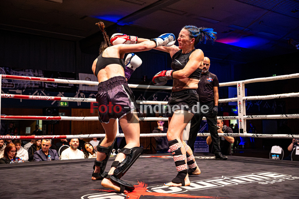 Alexandra Pasztor (Kickboxen Tutzing - blau) gegen Natascha Stark (MFA Penz - rot) | MFA Fight Night Lowkick bis 65kg Kampf 12, Alexandra Pasztor (Kickboxen Tutzing - blau) gegen Natascha Stark (MFA Penz - rot), 20251108,,2025-11-08 in Penzberg (Wellenberghalle Penzberg), Copyright: WolfgangxLindner www.foto-lindner.de