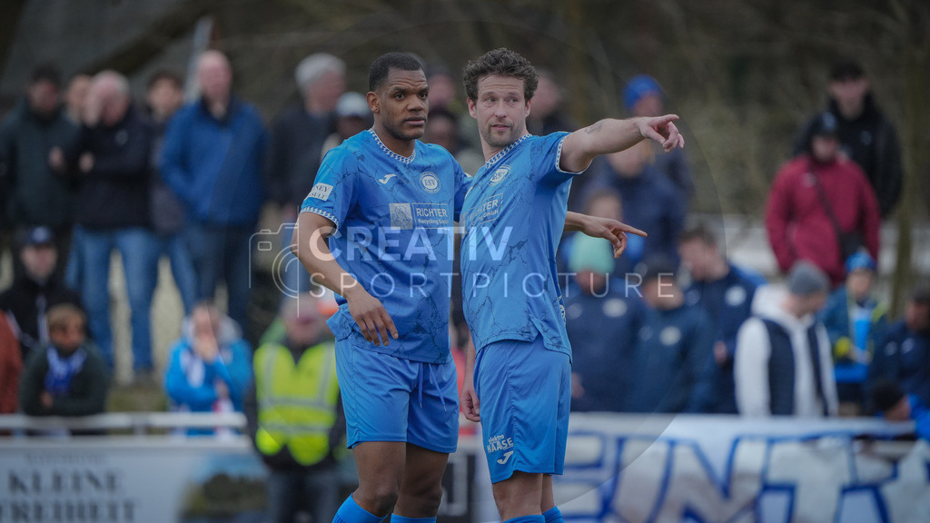 Fußball, Herren, Saison 2025/2026, Landespokal Brandenburg, Halbfinale, RSV Eintracht 1949 vs. VfB 1921 Krieschow, Samstag 28.03.2026, Sportplatz-Heinrich-Zille-Straße | Fußball, Herren, Saison 2025/2026, Landespokal Brandenburg, Halbfinale, RSV Eintracht 1949 vs. VfB 1921 Krieschow, Samstag 28.03.2026, Sportplatz-Heinrich-Zille-Straße, Im Bild: Arthur Ekalle (l. RSV) im Gespräch mit Leon Hellwig (e. RSV) - Realisiert mit Pictrs.com