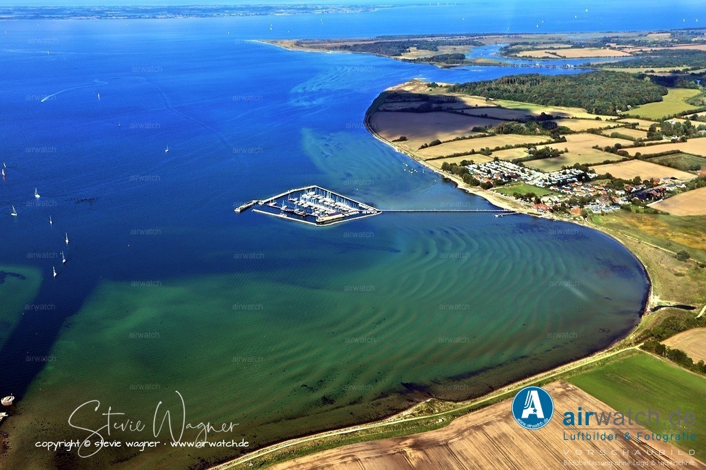 Luftbild Wackerballig in der Geltinger Bucht | Für Urlauber bietet Wackerballig einen Campingplatz mit 50 Urlauber- und 125 Dauercamper-Plätzen, WLAN, Brötchenservice und Sanitärkabinen für mobilitätseingeschränkte Gäste. Zudem stehen mehrere Ferienhäuser und -wohnungen zur Verfügung. Einkaufsmöglichkeiten befinden sich im rund zwei Kilometer entfernten Gelting.