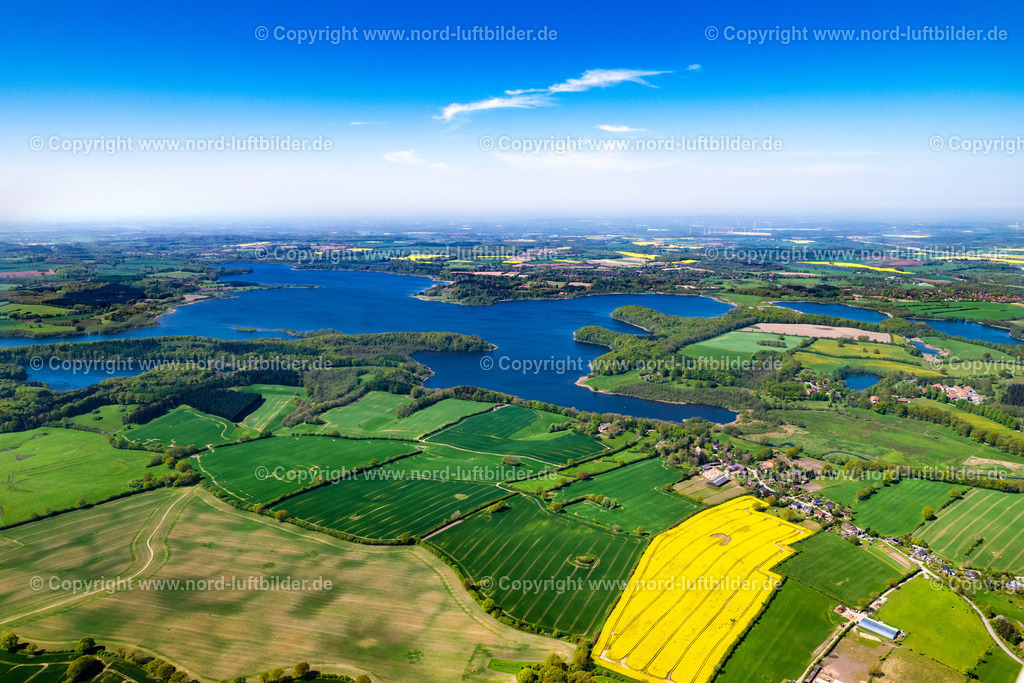Hohenhude_Westensee_ELS_5992010524 | RODENBEK 01.05.2024 Dorfansicht Hohenhude am See Westensee in Rodenbek im Bundesland Schleswig-Holstein, Deutschland. // Village view Hohenhude on the lake Westensee in Rodenbek in the state Schleswig-Holstein, Germany. Foto: Martin Elsen