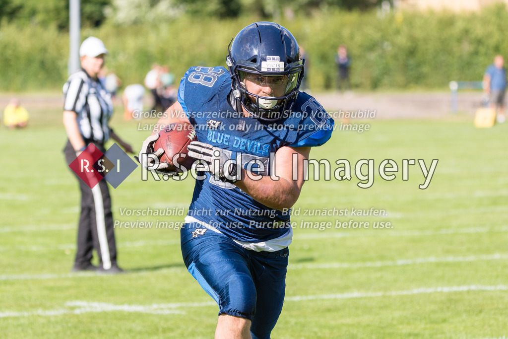 American Football, Saison 2022, Regionalliga Nord, Hamburg Blue Devils - Oldenburg Knights, Dr.-Hermann-Schnell-Sportplatz (Hamburg), 06.08.2022, 07. Gameweek | Marius Fiedler (#28, Blue Devils, RB) trägt den Ball in die Endzone.
