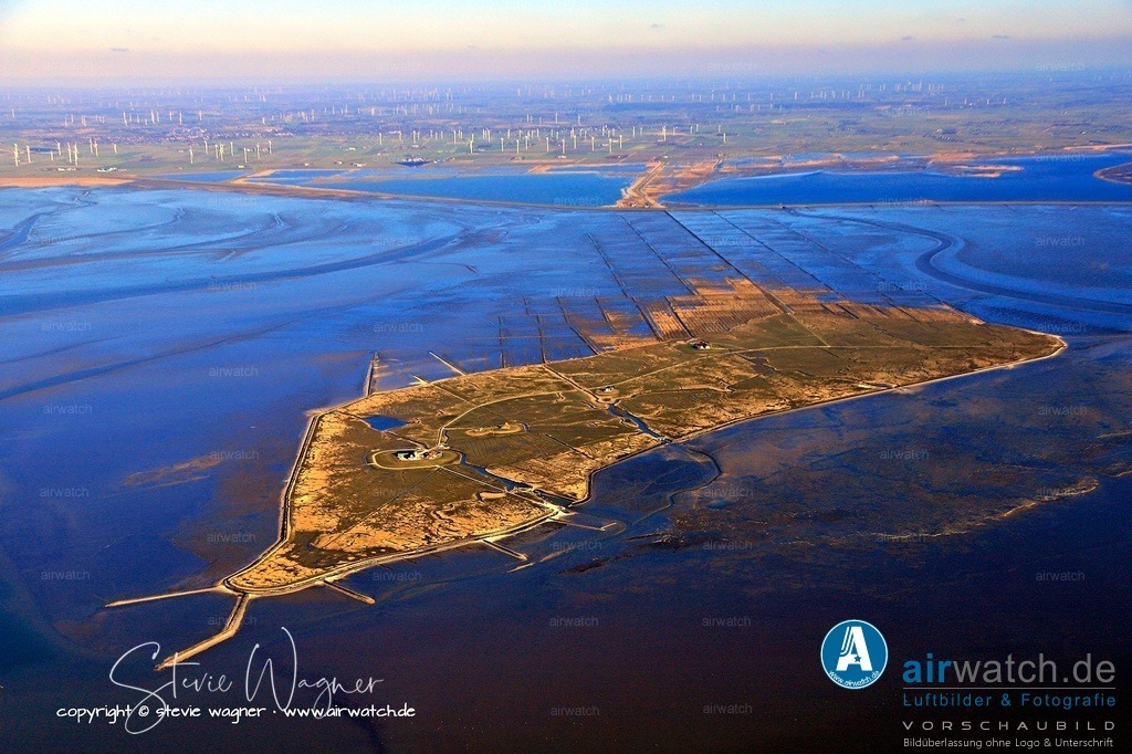 Nordstrandischmoor ist die jüngste der nordfriesischen Halligen - Luftbild | Die Hallig ist die jüngste der nordfriesischen Halligen und entstand 1634 durch die Burchardiflut aus dem Hochmoor in der Mitte der untergegangenen Insel Strand.