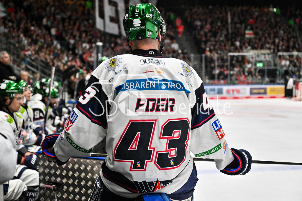Augsburger Panther - Eisbären Berlin | AUGSBURG, GERMANY - 27. JANUARY: im Bild Andreas EDER (Eisbären Berlin 43) auf der Bande der Berliner / Einzelfoto / Freisteller während dem Match zwischen den Augsburger Panthern und den Fischtown Pinguins am 43. Spieltag der Penny DEL im Curt Frenzel Stadion