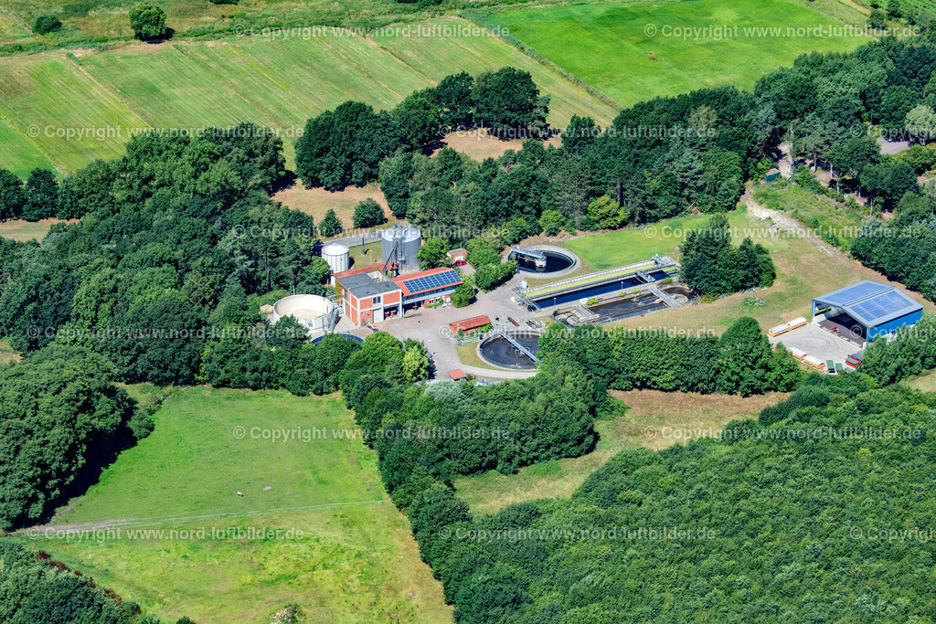 Harsefeld_Kläranlage_ELS_2920020822 | HARSEFELD 02.08.2022 Klärwerks- Becken und Reinigungsstufen zur Abwasserbehandlung der in Harsefeld im Bundesland Niedersachsen, Deutschland. // Sewage works Basin and purification steps for waste water treatment in Harsefeld in the state Lower Saxony, Germany. Foto: Martin Elsen