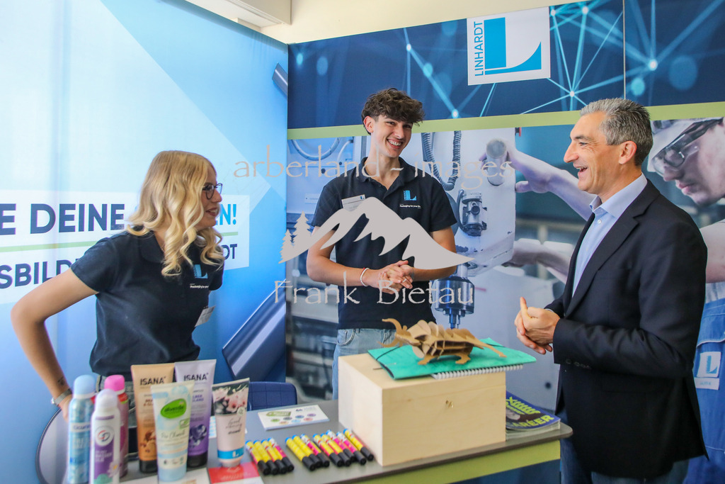 OE7A7259 | der Landrat besucht verschiedene Aussteller aus allen Wirtschaftsbereichen, Gespräche mit Auszubildenden und den Mitarbeitern