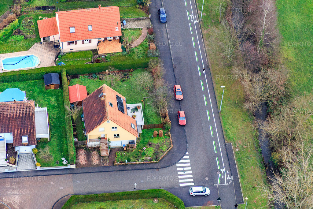 Vue aérienne: Rue des Sarments x Rue Heuwiese Altenstadt à le quartier Altenstadt in Wissembourg dans le département Bas Rhin, France – .Photo: IMG_085839.jpg prise le 08/01/2016 par Werner Riehm/FLY-FOTO.eu – Résolution de l'original: 5472 x 3648 px