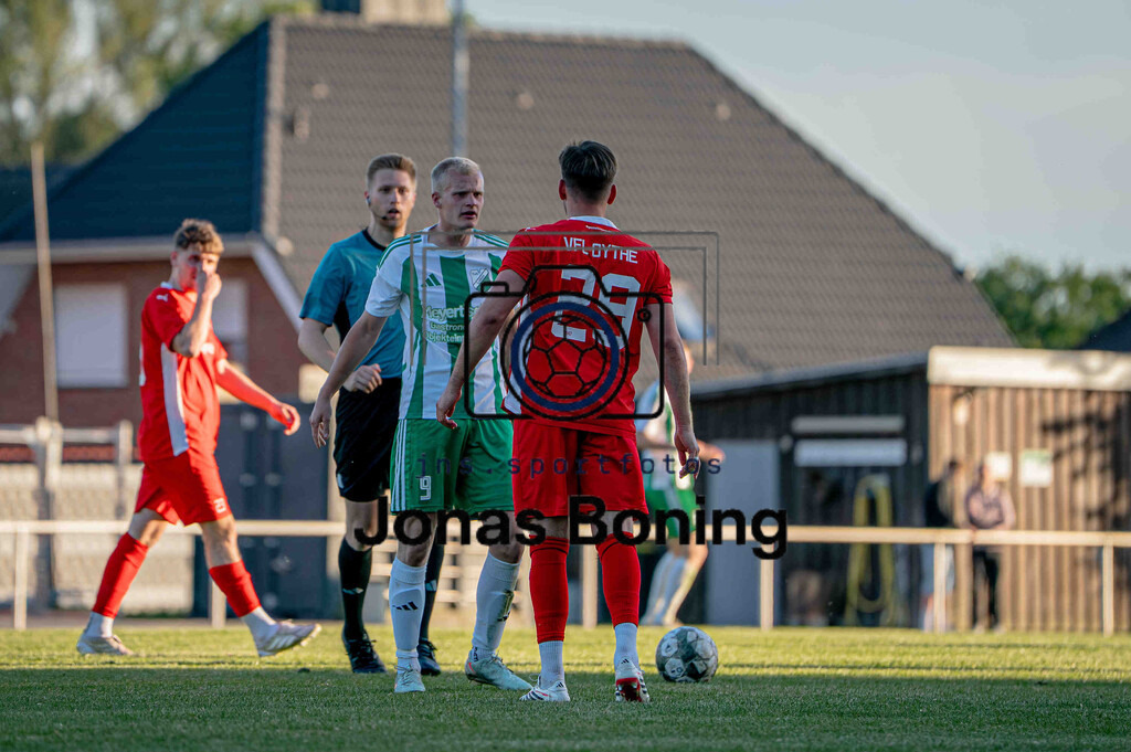 Fußball I Herren I Saison 2025-2026 I Bezirksliga Weser-Ems 4 I 20. Spieltag I TuS Lutten - VfL Oythe I 18218 | jns.sportfotos - Realisiert mit Pictrs.com