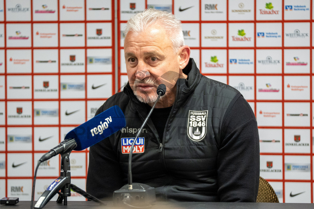 SG Sonnenhof Grossaspach vs. SSV Ulm 1846 Fussball, Fussball, WFV-Pokal, Viertelfinale, 01.04.2026 | Pavel Dotchev (Trainer SSV Ulm 1846 Fussball) bei der Pressekonferenz nach der Niederlage,SG Sonnenhof Grossaspach vs. SSV Ulm 1846 Fussball, Fussball, WFV-Pokal, Viertelfinale, 01.04.2026