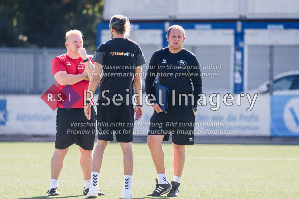 RS-1-072745 | Kay Hödtke (Oldenburg, Torwarttrainer, li.), Frank Löning (Oldenburg, Co-Trainer, re.), Dario Fossi (Oldenburg, Cheftrainer)