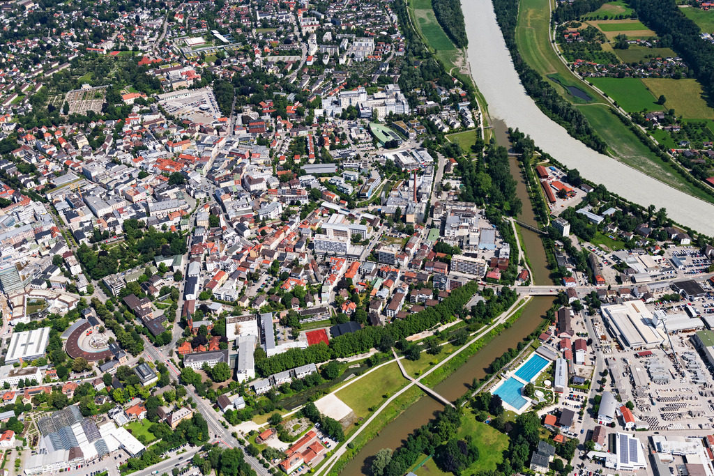dr__0043492.jpg | ROSENHEIM 18.06.2024 Stadtzentrum im Innenstadtbereich in Rosenheim im Bundesland Bayern, Deutschland. Weiterführende Informationen bei: Stadt Rosenheim. // The city center in the downtown area in Rosenheim in the state Bavaria, Germany. Further information at: Stadt Rosenheim. Foto: Daniel Reiter