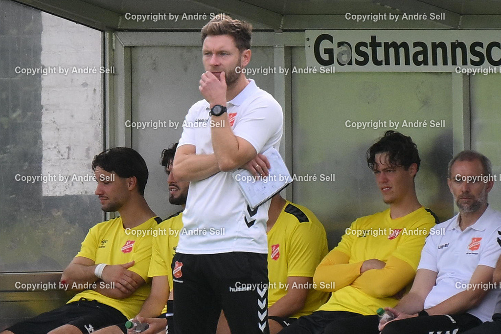 FC Kilia Kiel vs SV Eichede | Trainer Sascha Steinfeldt (Eichede) / Fußball-Oberliga Männer 2026/2027 / FC Kilia Kiel vs SV Eichede / Kilia Sportplatz / Kiel / 12.09.26 - Realisiert mit Pictrs.com