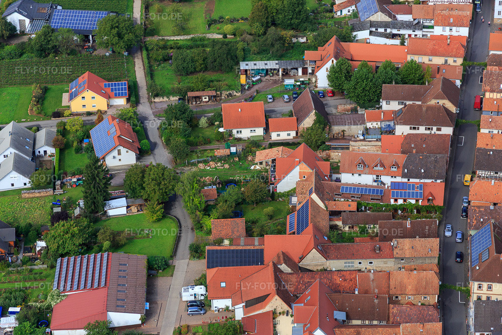 Luftbild: Am Pfarrgarten im Ortsteil Heuchelheim in Heuchelheim-Klingen im Bundesland Rheinland-Pfalz in Deutschland. Foto: IMG_072675.jpg vom 19.09.2014 durch Werner Riehm/FLY-FOTO.deAuflösung des Originals: 5472 x 3648 px