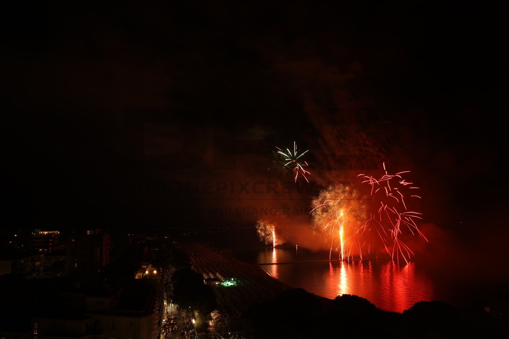 Ferragosto Fireworks in Grado, Italy | GRADO, ITALY, 15.AUG.26 - FIREWORKS - Ferragosto fireworks over the Adriatic Sea in Grado, Italy. Colorful fireworks light up the night sky above the beach, coastline and waterfront during the traditional summer celebration. - Realisiert mit Pictrs.com