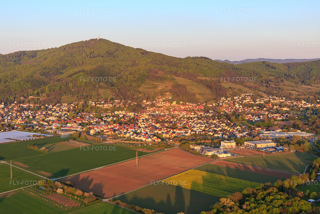 Luftbild: Ortsansicht zu Füßen des Melibokus in Zwingenberg im Bundesland Hessen in Deutschland. Foto: IMG_077834.jpg vom 23.04.2015 durch Werner Riehm/FLY-FOTO.de