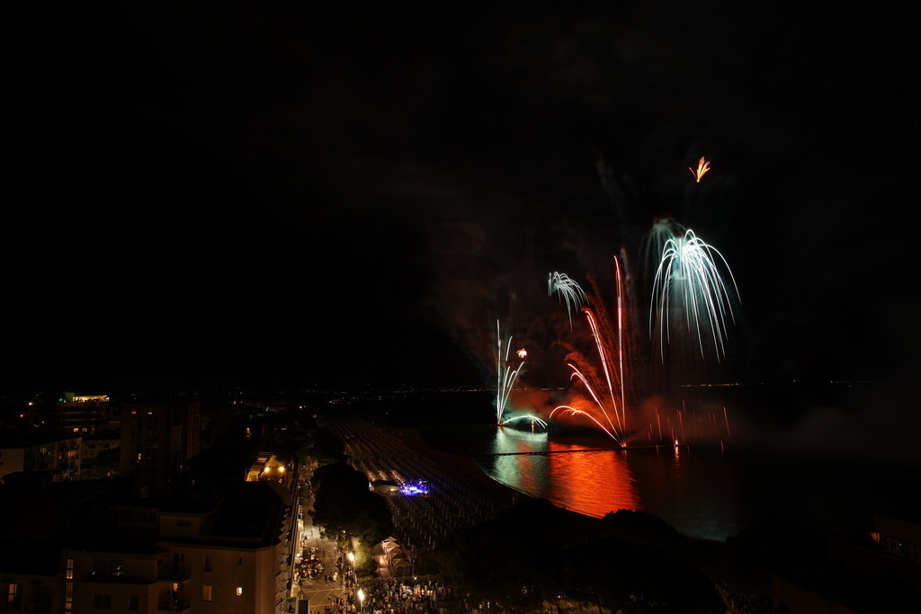 Ferragosto Fireworks in Grado, Italy | GRADO, ITALY, 15.AUG.26 - FIREWORKS - Ferragosto fireworks over the Adriatic Sea in Grado, Italy. Colorful fireworks light up the night sky above the beach, coastline and waterfront during the traditional summer celebration. - Realisiert mit Pictrs.com