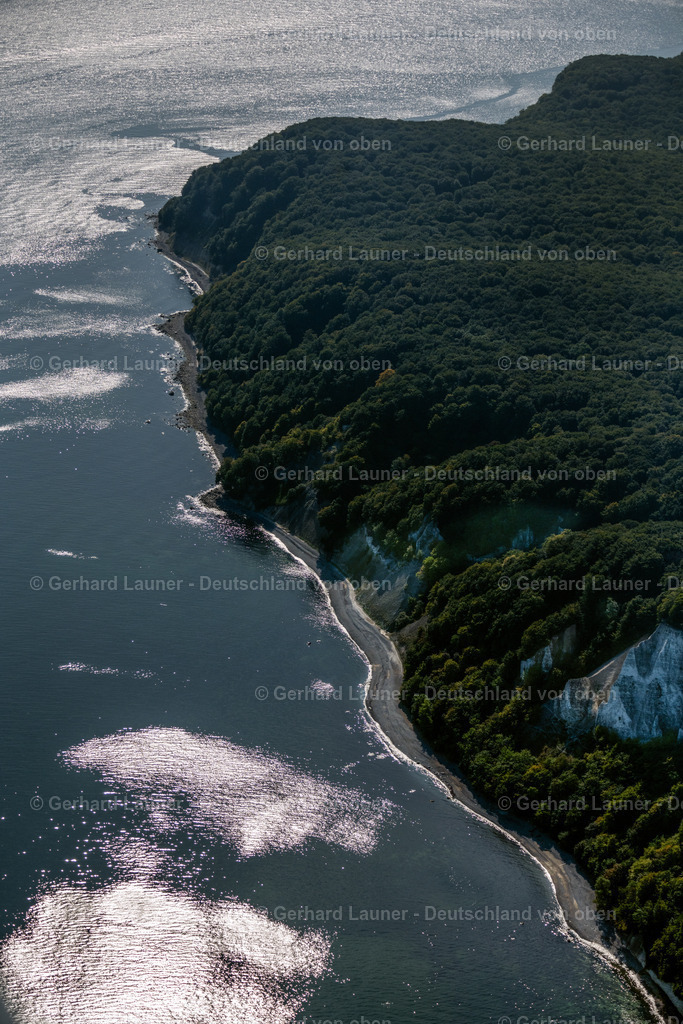 4061411 | SASSNITZ 08.09.2021 Blick auf die Kreideküste im Nationalpark Jasmund bei Sassnitz auf der Insel Rügen in Mecklenburg-Vorpommern. Der markante Felsvorsprung Königsstuhl befindet sich in der Umgebung der Stubbenkammer in dem seit 1990 bestehenden Nationalpark am Ufer zur Ostsee mit einem Buchenwald, der teilweise zum UNESCO-Welterbe gehört. // View of the chalk cliff coast in the National Park Jasmund near Sassnitz on the island Ruegen in Mecklenburg-West Pomerania. Foto: Gerhard Launer