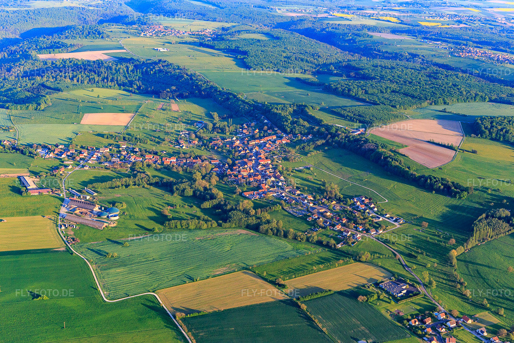 Luftbild: Dorfansicht aus Nordwesten in Lohr im Bundesland Bas-Rhin in Frankreich. Foto: IMG_145848.jpg vom 30.04.2025 durch Werner Riehm/FLY-FOTO.de