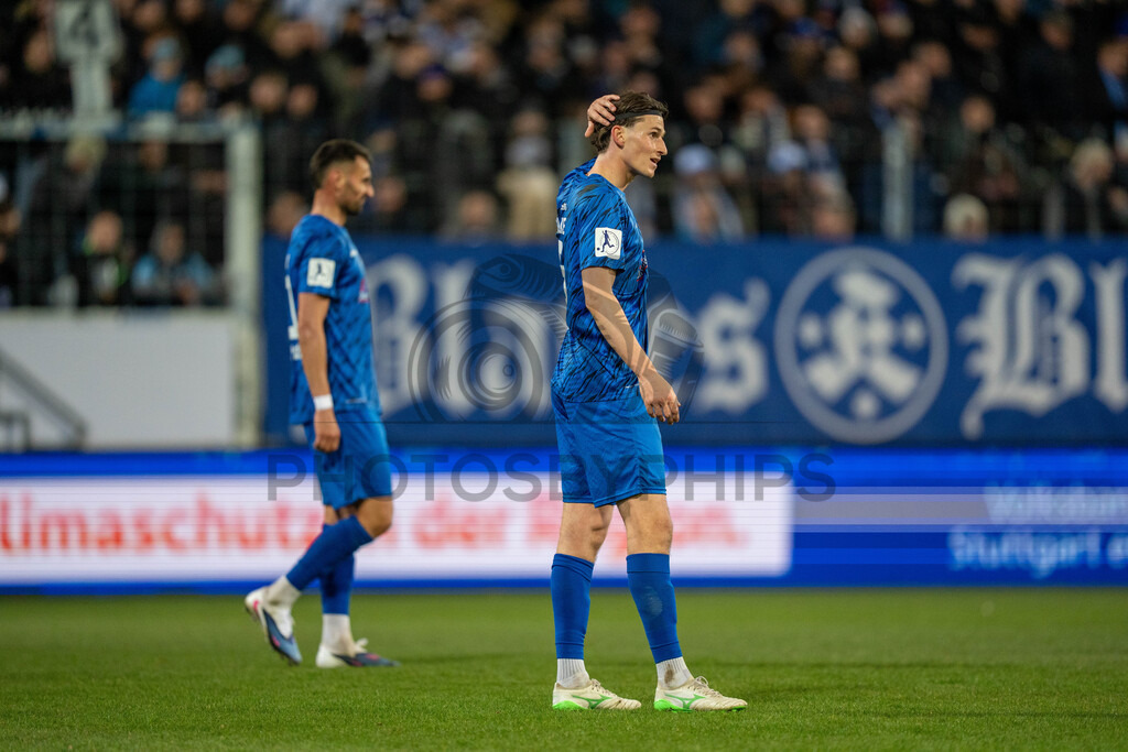 SV Stuttgarter Kickers vs. SGV Freiberg, Fussball, WFV-Pokal, Viertelfinale, 17.03.2026 | Paul Polauke (SGV Freiberg, #05) kann es nicht fassen,SV Stuttgarter Kickers vs. SGV Freiberg, Fussball, WFV-Pokal, Viertelfinale, 17.03.2026Foto: photosbyphips/Philip Ziegler