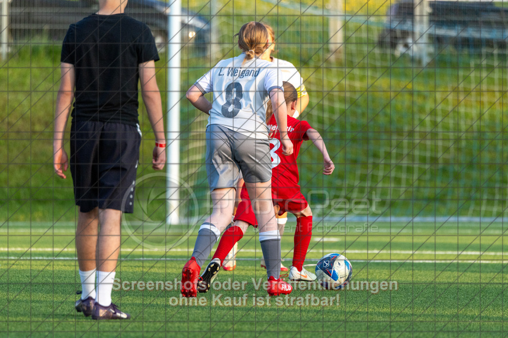 20260508_195139_0481_(c)_by_PhotoPeet | #,TSV Eschenbach (hell) vs. TSV Weilheim (rot), Fußball, C-Juniorinnen Kreisstaffel 2, Bezirk Neckar/Fils, 07.Spieltag,  Saison 2025/2026, Kunstrasenplatz, Schlater Straße, 73107 Eschenbach, 08.05.2026 - 18:30 Uhr,Foto: PhotoPeet / Sport- &amp; Eventfotografie / Peter Harich