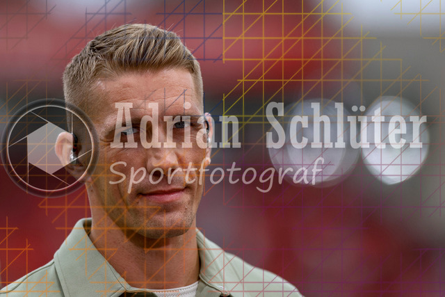 Bayer 04 Leverkusen vs Borussia Mönchengladbach - Bundesliga  | Leverkusen, Deutschland, 21.09.25:   Experte Nils Petersen schaut waehrend des Spiels der Bundesliga zwischen  Bayer 04 Leverkusen vs Borussia Mönchengladbach in der BayArena(Foto von Brauer-Fotoagentur / Adrian Schlueter)