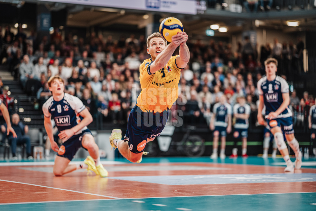 Volleyball | Herren | Saison 2024/2025 | 1. Volleyball Bundesliga Männer | Halbfinale | SVG Lüneburg vs. VfB Friedrichshafen | 05.04.2025 | Gage Thomas Worsley (#6, SVG Lüneburg) springt spektakulär zum Ball mit den Beinen in der Luft