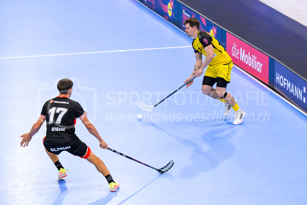 HC Rychenberg vs UHC Uster - 14. October 2022 | HC Rychenberg vs UHC Uster
AXA Arena, Winterthur
Claudio Mutter (#13 HC Rychenberg) gegen Leander Stüssi (#17 UHC Uster).
Bild: Sportfotografie Markus Aeschimann | www.markus-aeschimann.ch - Realisiert mit Pictrs.com