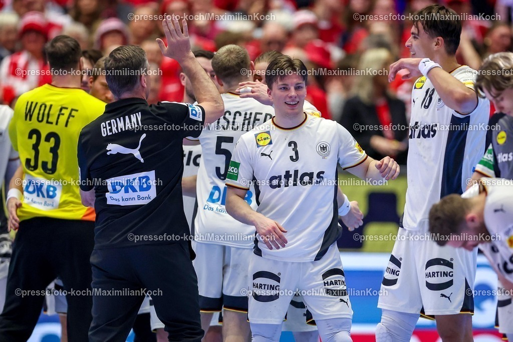 EHF28012602102 | 28.01.2026, Handball, Men's EHF EURO 2026, Deutschland - Frankreich, Jyske Bank Boxen in Herning, Dänemark, Main Round: Deutschland siegt gegen Frankreich und zieht ins Halbfinale ein. Abschlussjubel nach dem Sieg.  Andreas Wolff (Germany #33) Headcoach Alfred Gislason (Germany #hc)  Justus Fischer (Germany #54)  Nils Lichtlein (Germany #03)  Julian Köster (Germany #18)