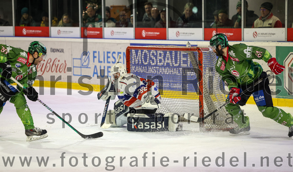 2023-12-17_127_TSV_Erding_gegen_ESC_Kempten | Erding, Deutschland, 17.12.2023:
Eishockey, Bayernliga Vorrunde 2023 / 2024, 18. Spieltag, TSV Erding gegen ESC Kempten, Endergebnis: 5:1

Thomas Plihal (Erding Gladiators, #39), Torwart Luca Mayer (ESC Kempten, #32), Petr Pohl (Erding Gladiators, #55)

Foto: Christian Riedel / fotografie-riedel.net