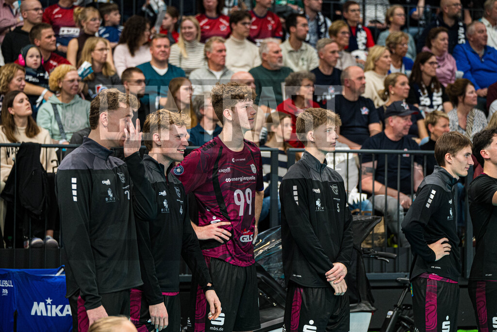 Volleyball I Herren I Saison 2025/2026 I Volleyball Bundesliga I 4. Spieltag I SVG Lüneburg - Energiequelle Netzhoppers KW | Auswechselspieler der Energiequelle Netzhoppers KW am Feldrand - Realisiert mit Pictrs.com