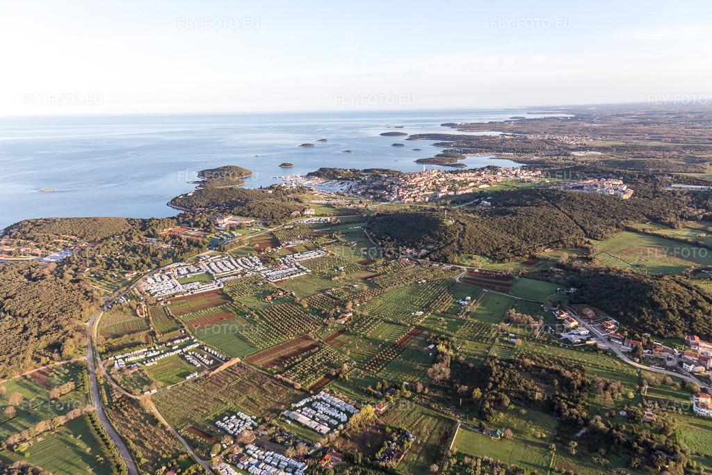 Vue aérienne: Vue de la ville à Vrsar dans le département Gespanschaft Istrien, Croatie. Photo: IMG_106248.jpg prise le 14/04/2018 par Werner Riehm/FLY-FOTO.eu – Résolution de l'original: 5472 x 3648 px