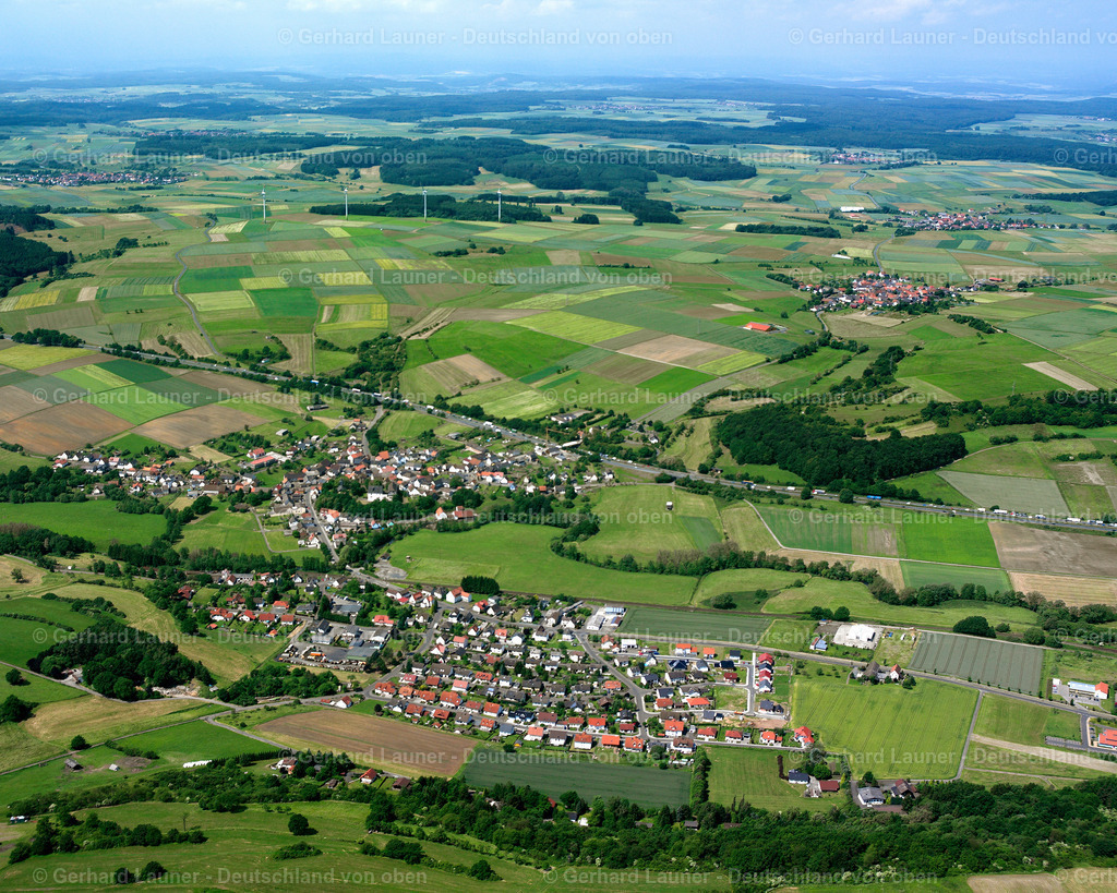 2614519 | BURG-GEMüNDEN 09.06.2006 Ortsansicht am Rande von landwirtschaftlichen Feldern und Nutzflächen  in Burg-Gemünden im Bundesland Hessen, Deutschland // Village view on the edge of agricultural fields and land  in Burg-Gemünden in the state Hesse, Germany Foto: Gerhard Launer