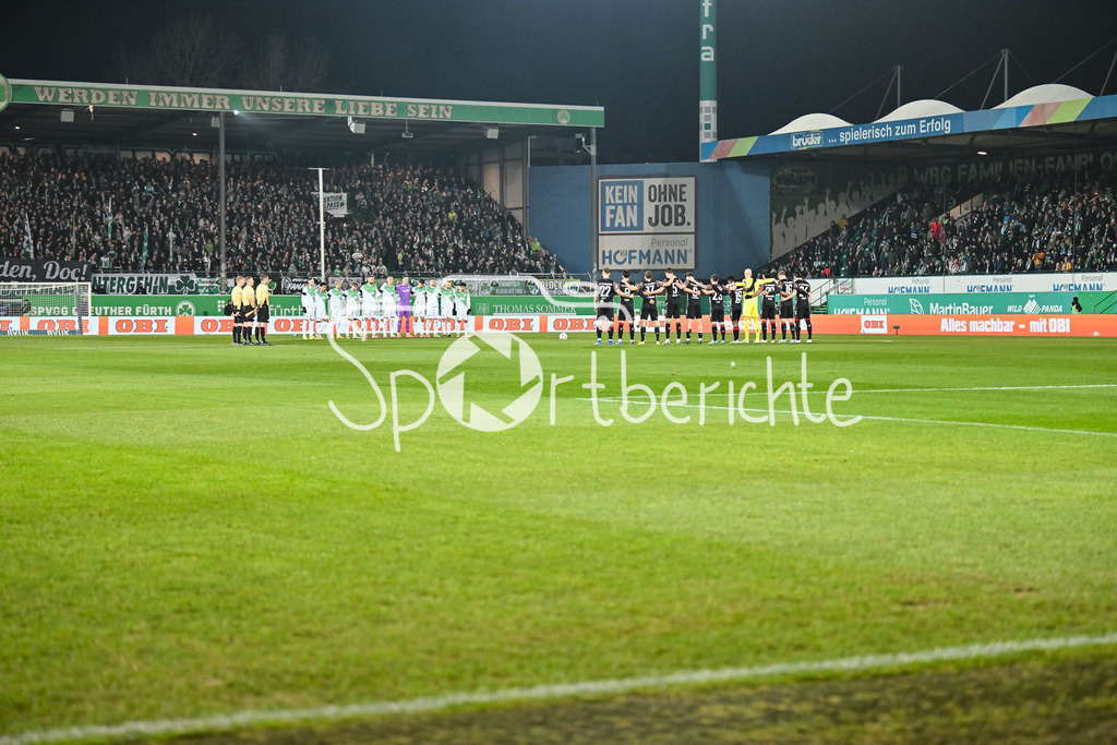 SpVgg Greuther Fürth - 1. FC Magdeburg | FUERTH, GERMANY - 06. FEBRUARY: im Bild die beiden Mannschaften bei einer Schweigeminute vor dem Match zwischen der SpVgg Greuther Fürth und dem 1. FC Magdeburg am 21. Spieltag der 2. Bundesliga im Sportpark Ronhof Thomas Sommer