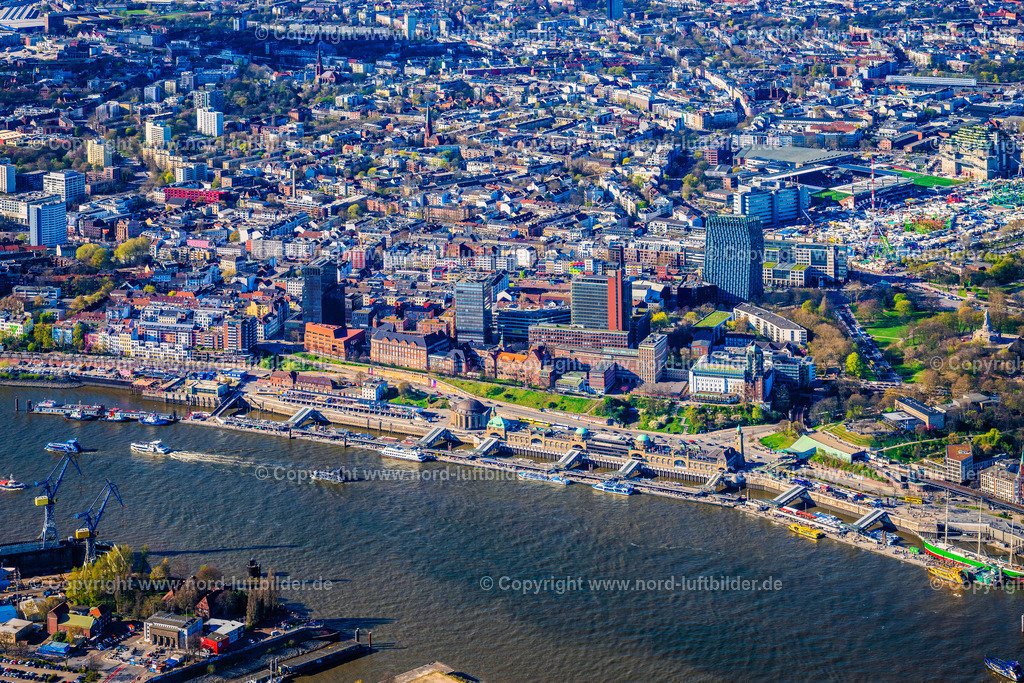 Hamburg_Landungsbrücken_ELS_4673060425 | HAMBURG 06.04.2025 Hafenanlagen und Landungsbrücken in St.Pauli am Ufer des Fluß- Verlaufes der der Elbe in Hamburg, Deutschland. // Port facilities in St.Pauli on the banks of the river course of the of the River Elbe in Hamburg, Germany. Foto: Martin Elsen