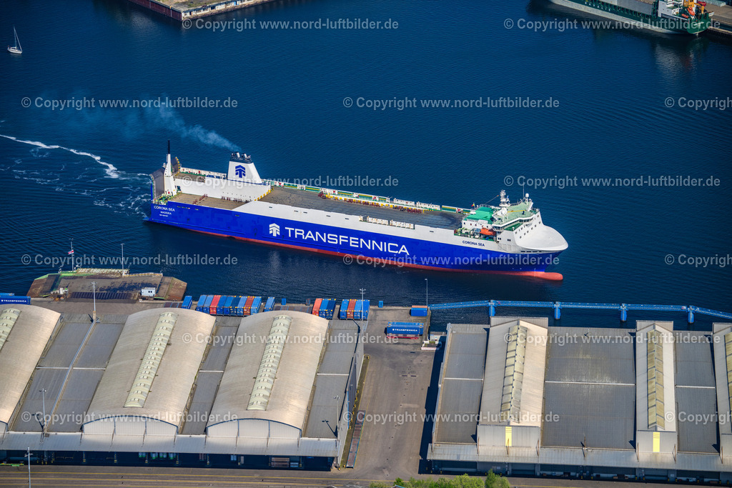Schlutup_Auto_Fähre_Corona_Sea_ELS_9911010524 | LüBECK 01.05.2024 Lagerhauskomplex- Gebäude im Gewerbegebiet am Ufer der Trave mit der Autofähre "Corona Sea" an der Fabrikstraße in Lübeck im Bundesland Schleswig-Holstein. // Warehouse complex building in the commercial area on the banks of the Trave with the car ferry "Corona Sea" on Fabrikstrasse in Luebeck in the state Schleswig-Holstein. Foto: Martin Elsen