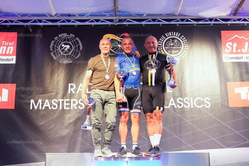 1306_20230817_Bewerb_Maenner_Muehlanger | AUT - OESTERREICH, 2023-08-16: SPORT RENNRAD-FAHREN - 55. INTERNATIONALER RADWELTPOKAL IN ST. JOHANN IN TIROL  - Vintage-Radrennen mit WM-Bronze-Medaillen-Siegerin Christina Schweinberger, den Teilnehmer und Alexander Baumann (vom Orginastions-Team) - TAG 2 BEWERB MAENNER IN SECHS GRUPPEN  ; Foto: Roland Muehlanger