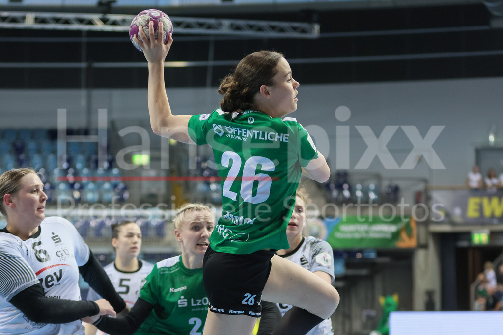 Handball, Bundesliga Frauen, VfL Oldenburg - BSV Sachsen Zwickau | v.li.: Pam Korsten (VfL Oldenburg, 26) beim Wurf, am Ball, Spielszene, Aktion, Action