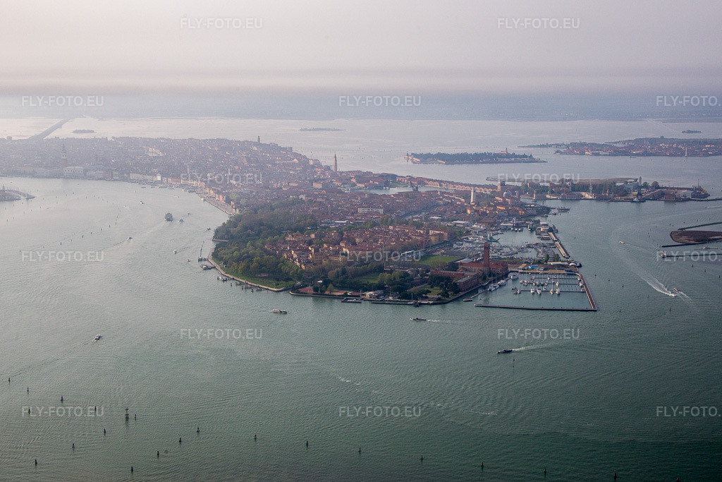 Vue aérienne: Vue de la ville à Fossone d'Adige dans le département Vénétie, Italie. Photo: IMG_087506.jpg prise le 06/04/2016 par Werner Riehm/FLY-FOTO.euRésolution de l'original: 4998 x 3332 px