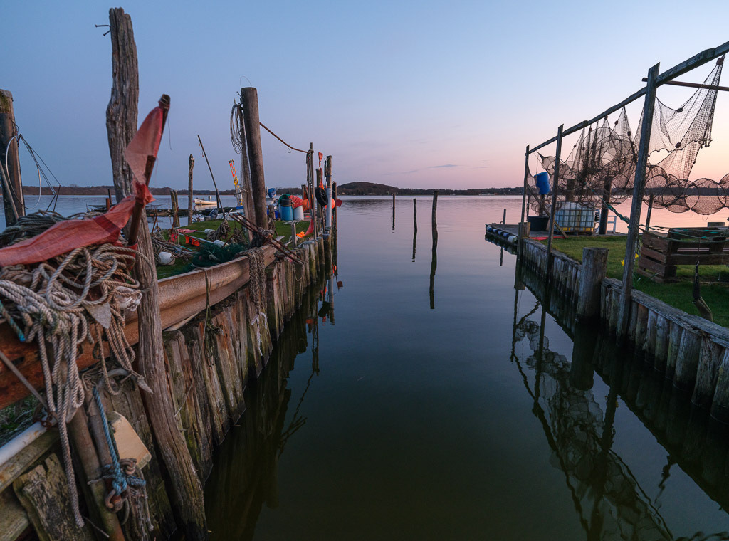Letztes Abendlicht auf dem Holm © Holger Rüdel | Letztes Abendlicht setzt Boote, Brücken und die Netze der Fischer auf dem Holm in Schleswig an der Schlei in Szene. - Realisiert mit Pictrs.com