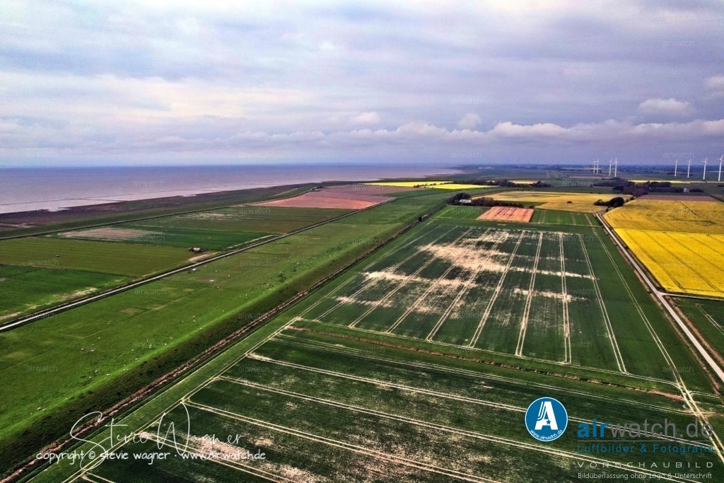 Luftbilder Galmsbuellkoog - Nordfriesland | Luftbilder Galmsbuellkoog - Wind und Wellen: Die Nordsee ist bekannt für ihre stürmischen Bedingungen, was die Deiche im Galmsbüllkoog auf eine besondere Belastung aussetzte. Die Deichbauweise musste daher auf die Resistenz gegen Wind und Wellen abgestimmt werden, wie z.B. durch die Verwendung von Steindecken oder anderen Schutzmaßnahmen.