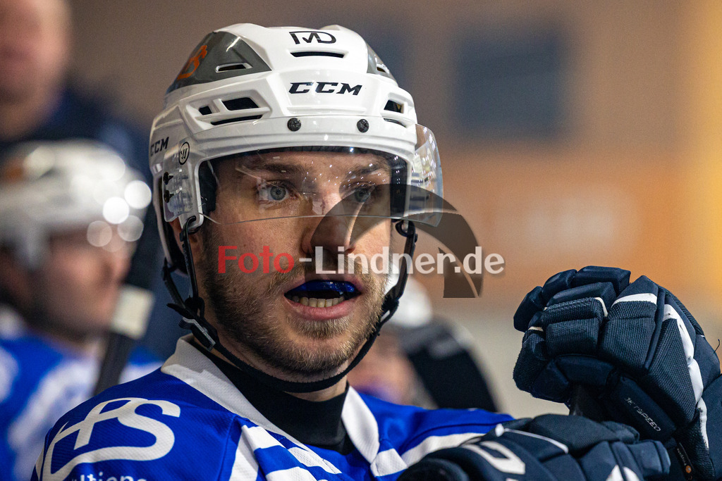 Achtelfinale Spiel 1 SC Forst vs EV Pegnitz ICE DOGS | Eishockey Landesliga Playoffs 2023/2024, Achtelfinale Spiel 1 SC Forst vs EV Pegnitz ICE DOGS, 20240218,
Sebastian SCHATTMAIER (Nature Boyz 27) warttet auf Einsatz,
2024-02-18 in Peißenberg (Eisstadion)
27 Sebastian SCHATTMAIER (Nature Boyz 27)
Copyright: WolfgangxLindner foto-lindner.de