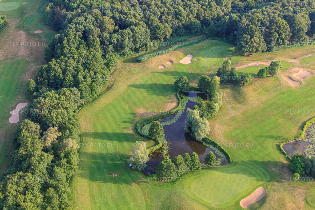 Vue aérienne: Étangs et greens du club de golf de Baden-Baden Soufflenheim à Soufflenheim dans le département Bas Rhin, France – .Photo: IMG_30508.jpg prise le 09/07/2010 par Werner Riehm/FLY-FOTO.eu – Résolution de l'original: 4752 x 3168 px
