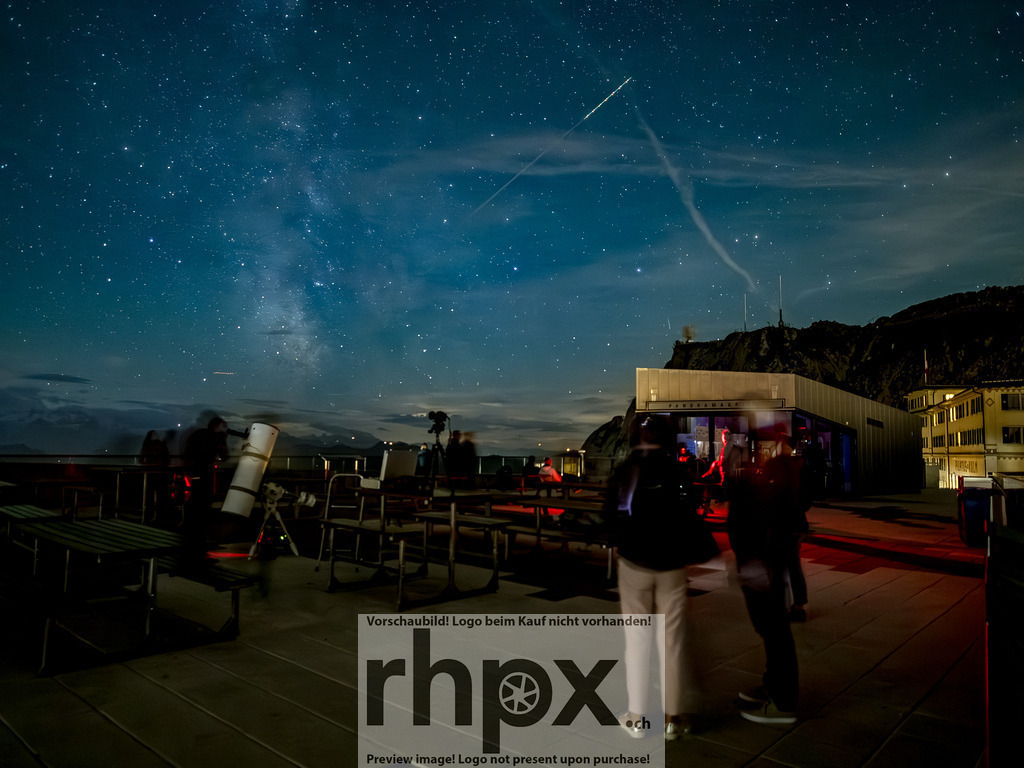 Astronomieabend am Pilatus / Astronomy Evening at Pilatus | <p><strong>Kosmos. Licht. Staunen.</strong></p>
<p>Unter dem weiten Sternenzelt auf dem Pilatus versammeln sich Begeisterte, um in die Tiefen des Universums zu blicken. </p>

<br>
<p><strong>Cosmos. Light. Wonder.</strong></p>
<p>Under the vast starry canopy on Mount Pilatus, enthusiasts gather to gaze into the depths of the universe.</p> - Realisiert mit Pictrs.com