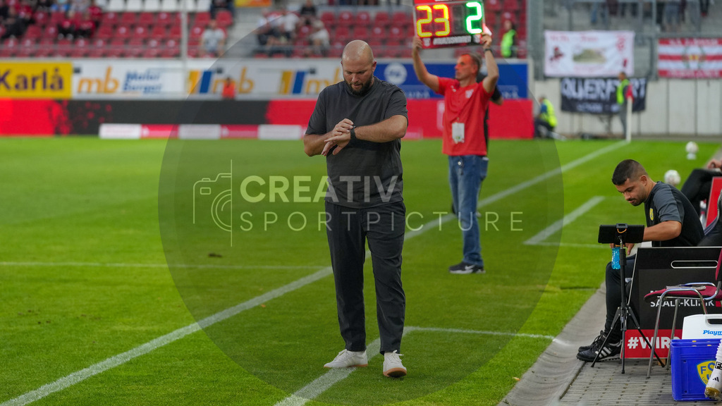 Fußball, Herren, Saison 2025/2026, Regionalliga Nordost, 5. Spieltag, Hallescher FC vs. FSV 63 Luckenwalde, Dienstag 26.08.2025, Leuna-Chemie-Stadion Halle, | Fußball, Herren, Saison 2025/2026, Regionalliga Nordost, 5. Spieltag, Hallescher FC vs. FSV 63 Luckenwalde, Dienstag 26.08.2025, Leuna-Chemie-Stadion Halle, Im Bild: Michael Braune (Cheftrainer Luckenwalde) - Realisiert mit Pictrs.com
