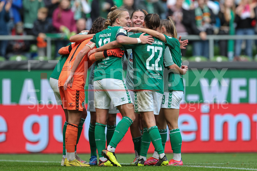 Fussball, Google Pixel Frauen-Bundesliga, SV Werder Bremen - 1. FC Köln | v.li.: Spielerinnen des SV Werder Bremen  mit Jubel über den Sieg, Freude über das gewonnene Spiel , DIE DFB-RICHTLINIEN UNTERSAGEN JEGLICHE NUTZUNG VON FOTOS ALS SEQUENZBILDER UND/ODER VIDEOÄHNLICHE FOTOSTRECKEN. DFB REGULATIONS PROHIBIT ANY USE OF PHOTOGRAPHS AS IMAGE SEQUENCES AND/OR QUASI-VIDEO.