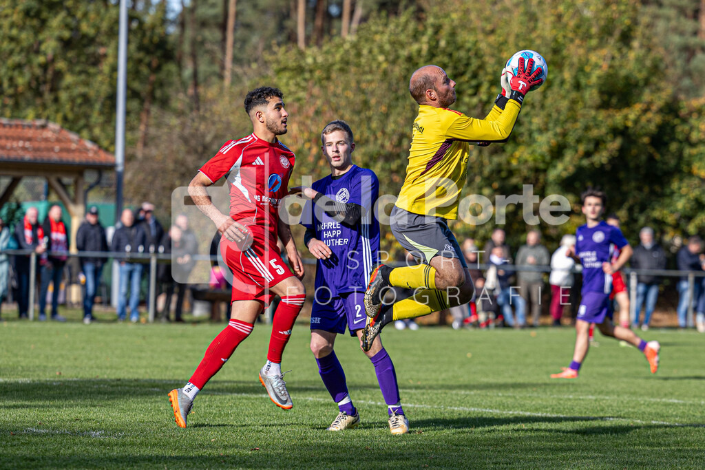 SV Holdenstedt II - Ritz_ Niklas (fängt Ball vor Babie Ragoubi und Julian Haß) vs Sperber Veerßen 191025 dlP | immodelaporte-sportfotos - Realisiert mit Pictrs.com