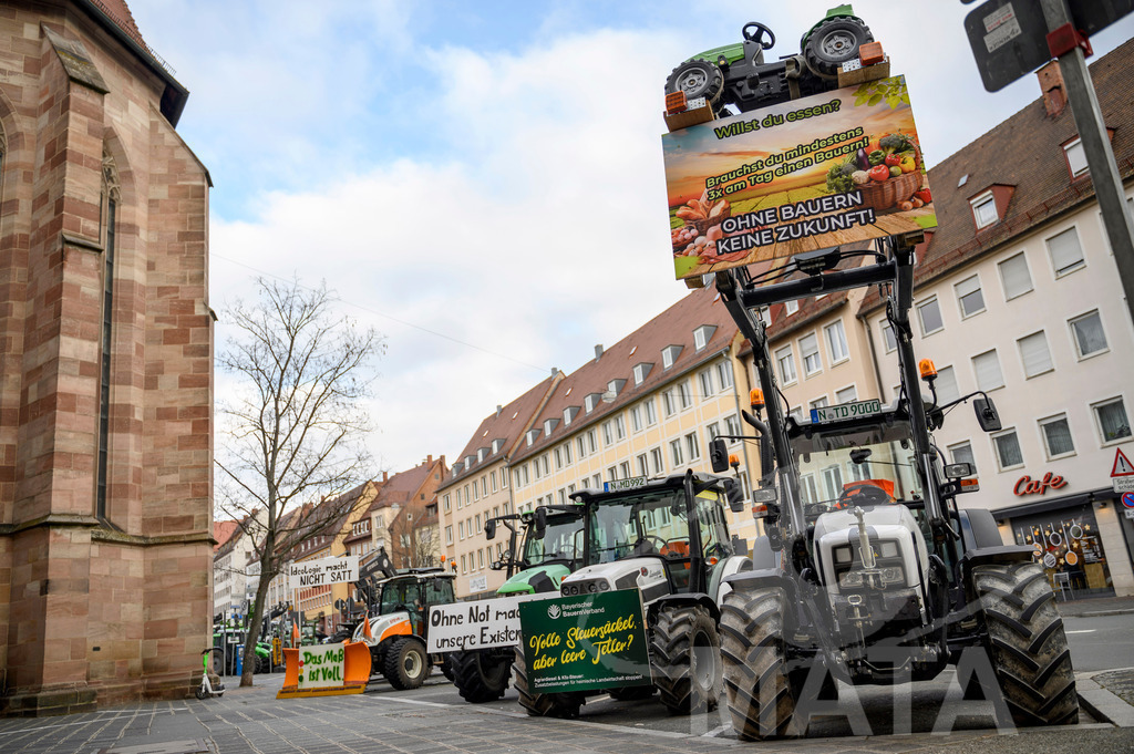 _DWI0383 | Bauerndemo gegen Agrarpolitik der Bundesregierung  auf dem Straße Obstmarkt und Hauptmarkt . Nürnberg, 08.01.2024 - Realisiert mit Pictrs.com