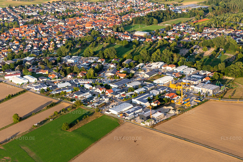Luftbild: Industriegebiet Am Hambiegel, Krautstückerweg im Ortsteil Liedolsheim in Dettenheim im Bundesland Baden-Württemberg in Deutschland. Foto: IMG_122293.jpg vom 15.08.2020 durch Werner Riehm/FLY-FOTO.de