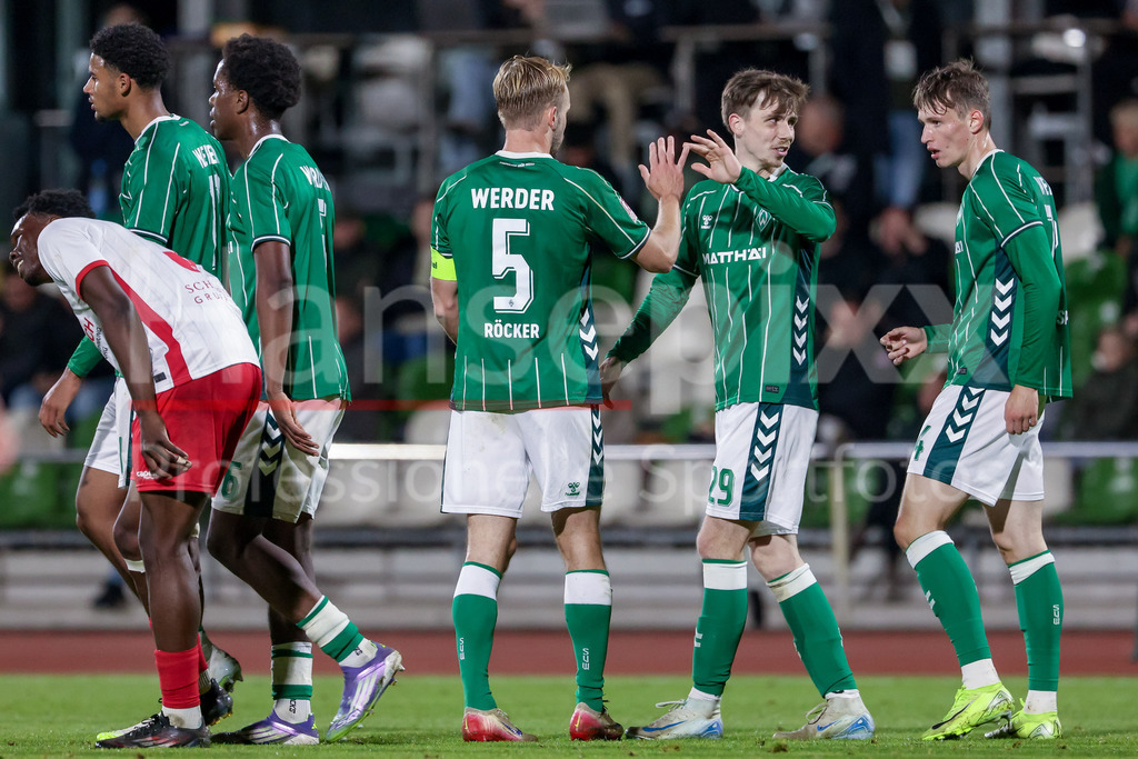Fussball, Regionalliga Nord, SV Werder Bremen II - VfB Lübeck | Spieler des SV Werder Bremen mit Torjubel, Jubel, jubeln, jubelt, optimistisch, Spielszene, Highlight, Freude über das Tor zum 3:0
