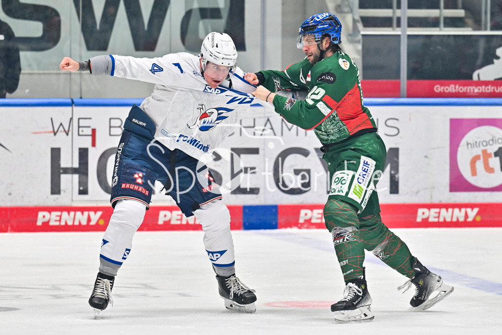 Augsburger Panther - Adler Mannheim | AUGSBURG, GERMANY - 28. DECEMBER: im Bild der Faustkampf zwischen Joseph CRAMAROSSA (Augsburger Panther 92) und Dan RENOUF (Adler Mannheim 4) / Kampf / Fight / Kämpfen / Schlägerei während dem Match zwischen den Augsburger Panthern und den Adler Mannehim am 33. Spieltag der Penny DEL im Curt Frenzel Stadion